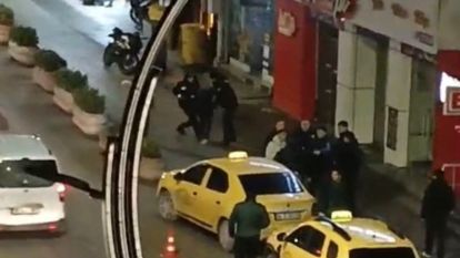 İzzet Baysal Caddesi'nde Asayiş Uygulamasında Gerginlik: Yoklama Kaçağı Şahıs Güçlükle Gözaltına Alındı