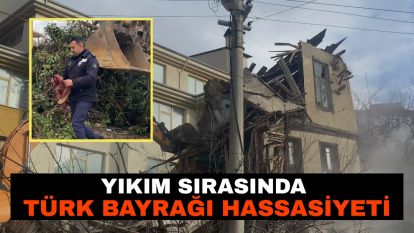 Yıkım sırasında Türk bayrağı hassasiyeti