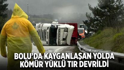 Bolu'da kayganlaşan yolda kömür yüklü tır devrildi