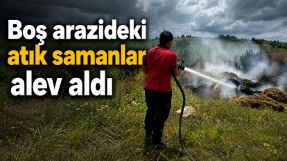 Boş arazideki atık samanlar alev aldı