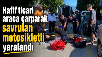 Hafif ticari araca çarparak savrulan motosikletli yaralandı